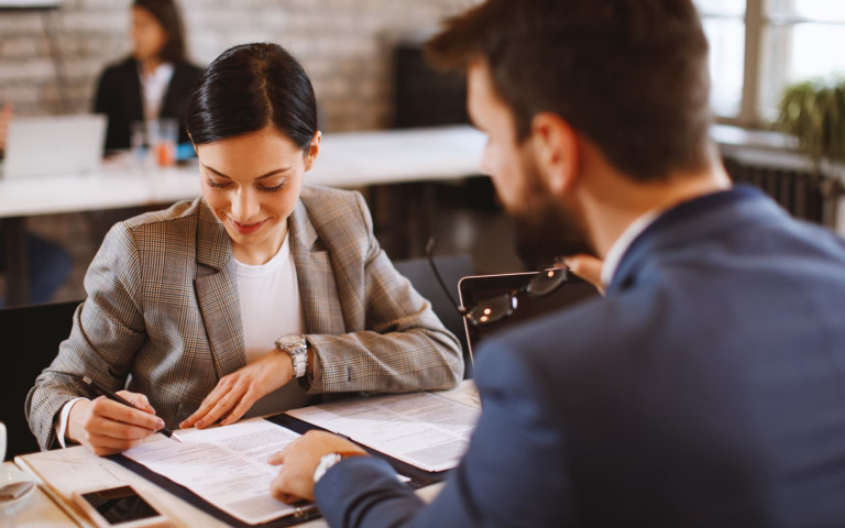 Accueillir un salarié et les obligations juridiques liées au contrat de travail