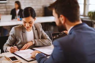 Accueillir un salarié et les obligations juridiques liées au contrat de travail